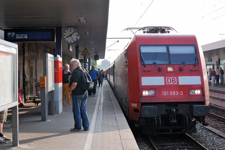 101 093 mit IC 181 bei km 15,6 (Juli 2013)
