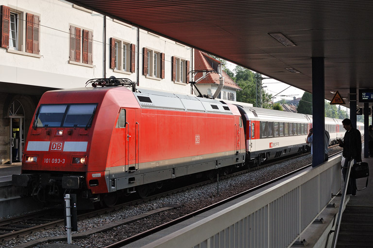 101 093 mit IC 181 bei km 15,6 (Juli 2013)