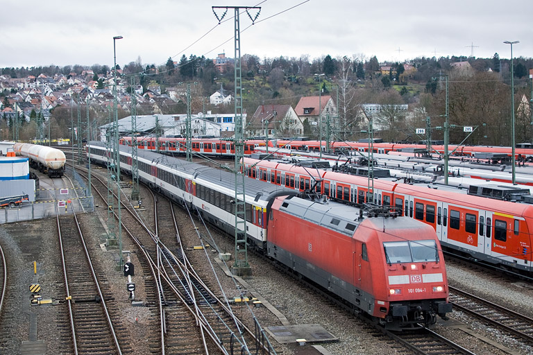 101 094 mit IC 282 bei km 16,0 (Januar 2013)