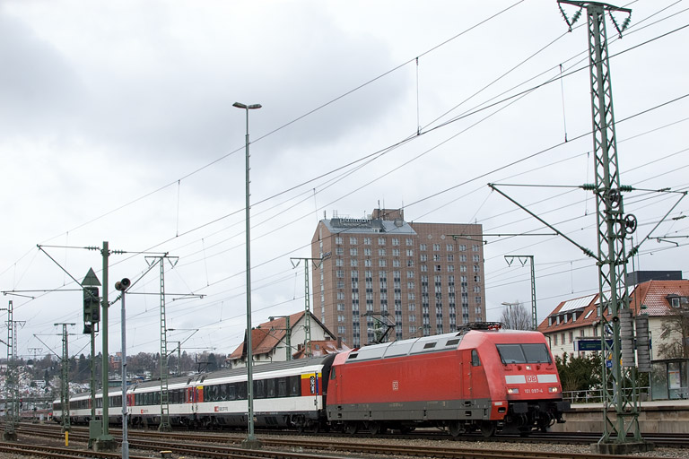 101 097 mit IC 282 bei km 15,6 (Februar 2013)