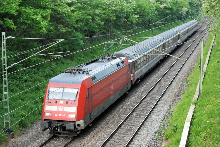 101 101 mit IC 285 bei km 19,0 (Juni 2013)