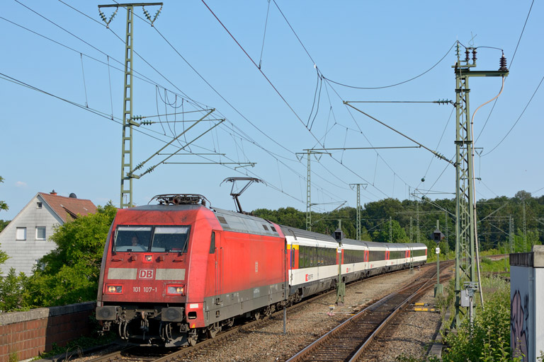101 107 mit IC 186 bei km 16,8 (Juli 2013)