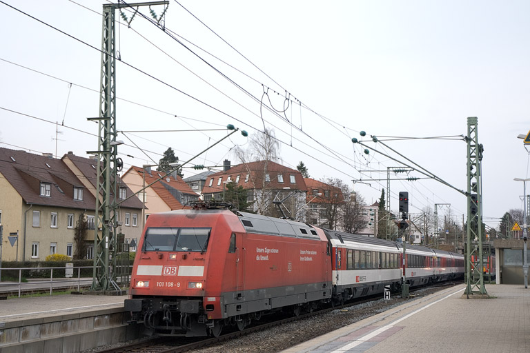 101 108 mit IC 283 bei km 15,6 (April 2013)