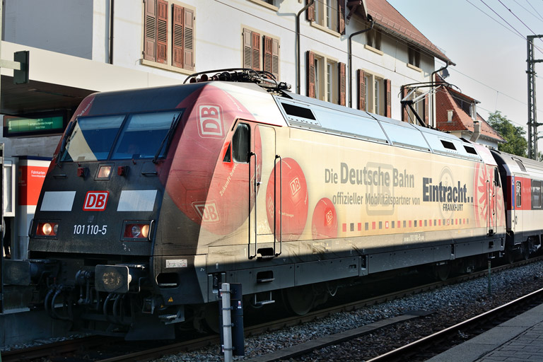 101 110 mit IC 181 bei km 15,6 (Juli 2013)