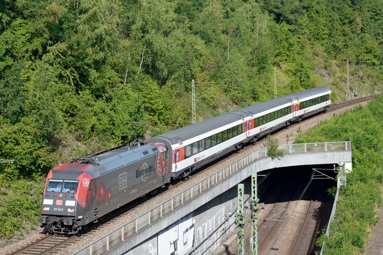 101 110 mit IC 183 bei km 13,8 (August 2013)