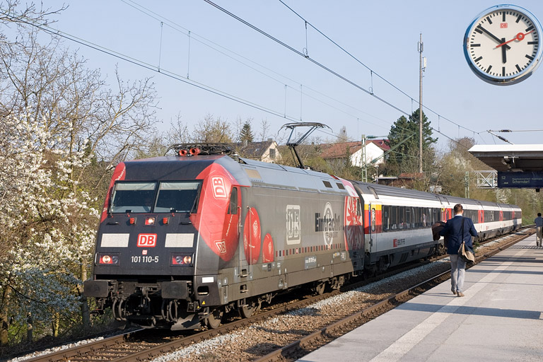 101 110 mit IC 184 bei km 14,0 (April 2013)