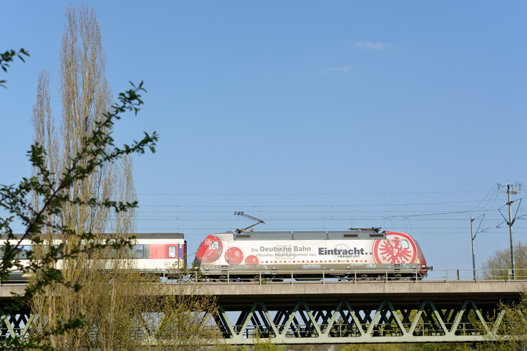 101 110 mit IC 283 bei km 14,6 (April 2013)