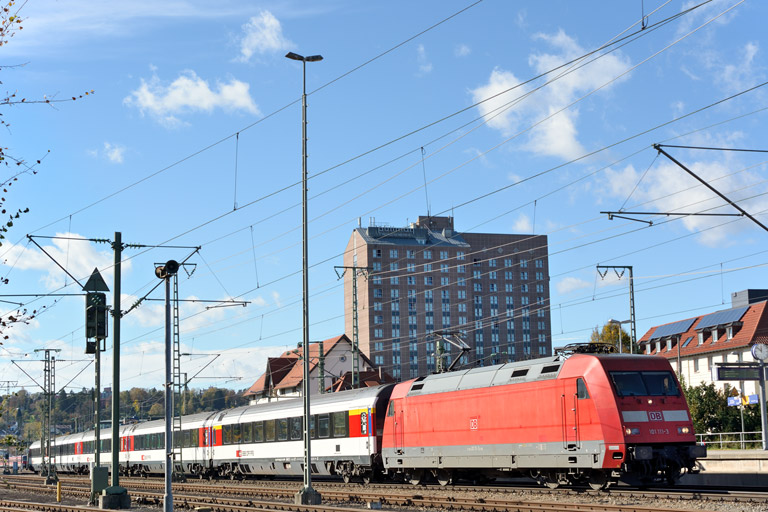 101 111 mit IC 282 bei km 15,6 (Oktober 2013)