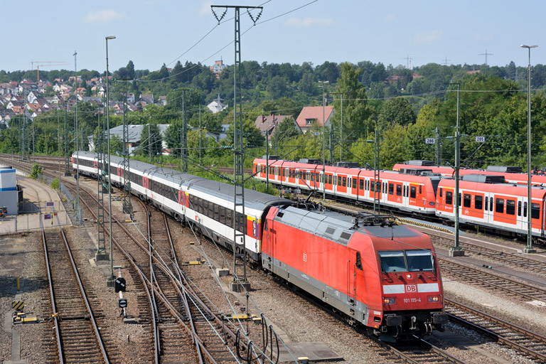 101 115 mit IC 282 bei km 16,0 (August 2013)