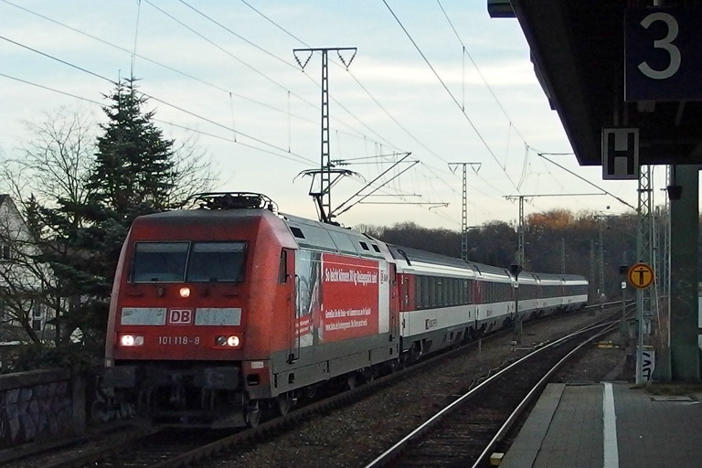 101 118 mit IC 186 bei km 16,8 (Dezember 2013)