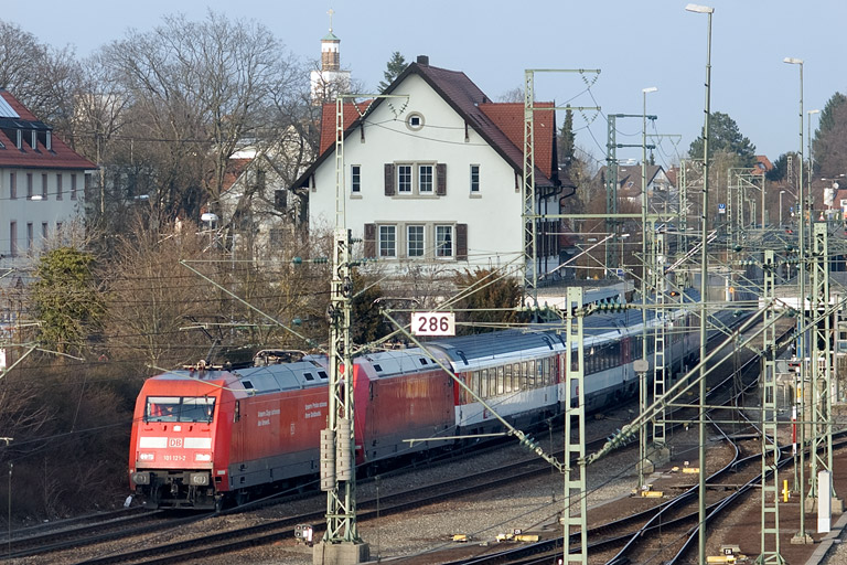 101 121 und 101 045 mit IC 281 bei km 15,8 (M&auml;rz 2013)
