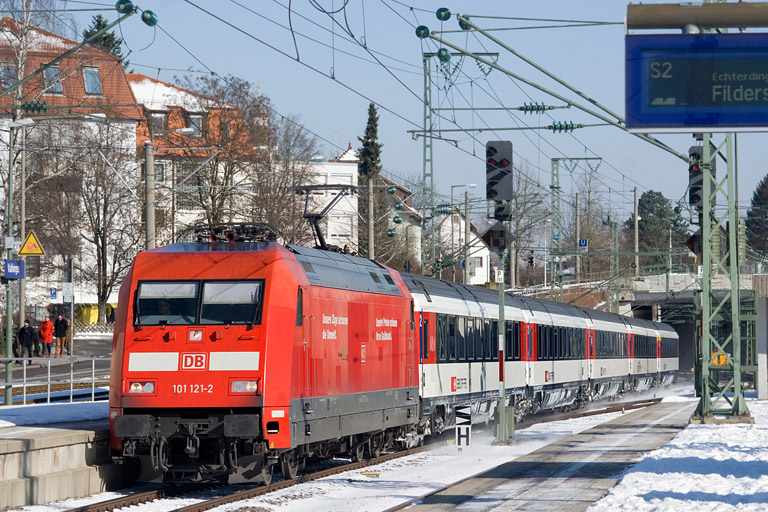 101 121 mit IC 185 bei km 15,6 (Februar 2013)