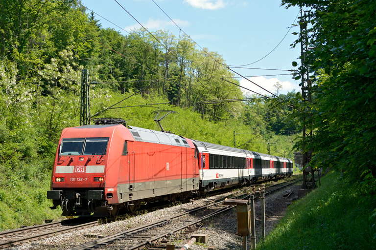101 128 mit IC 185 bei km 18,0 (Juni 2013)