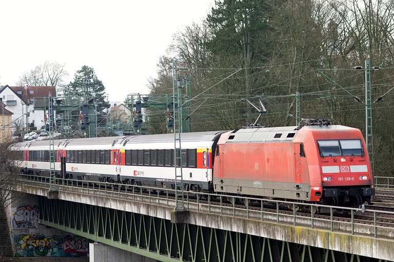 101 136 mit IC 284 bei km 14,6 (M&auml;rz 2013)