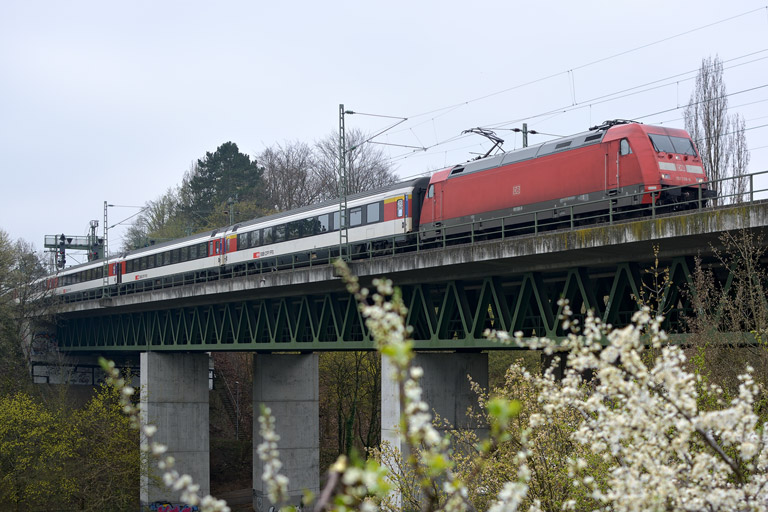 101 138 mit IC 2562 bei km 14,6 (April 2013)