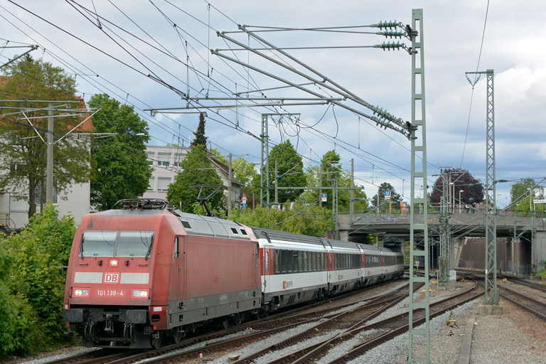 101 139 mit IC 283 bei km 15,4 (Mai 2013)
