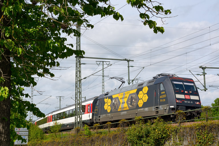 101 141 mit IC 281 bei km 16,4 (Mai 2013)