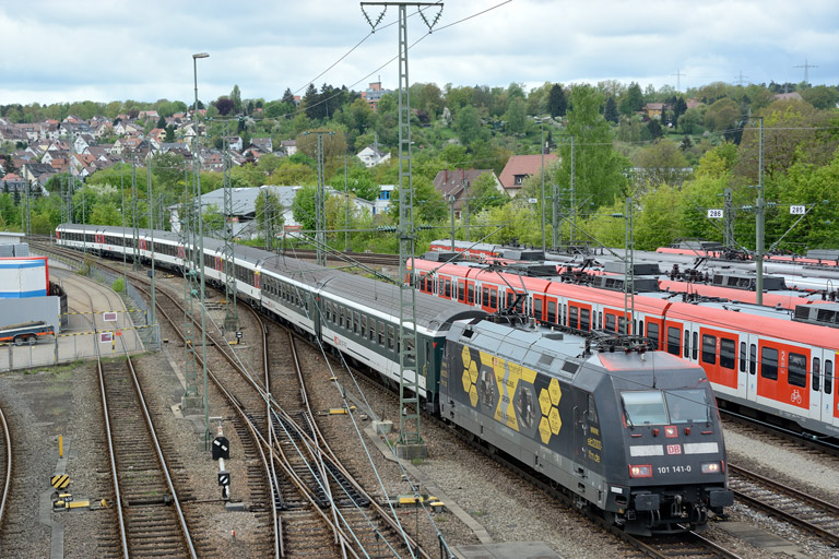 101 141 mit IC 282 bei km 16,0 (Mai 2013)