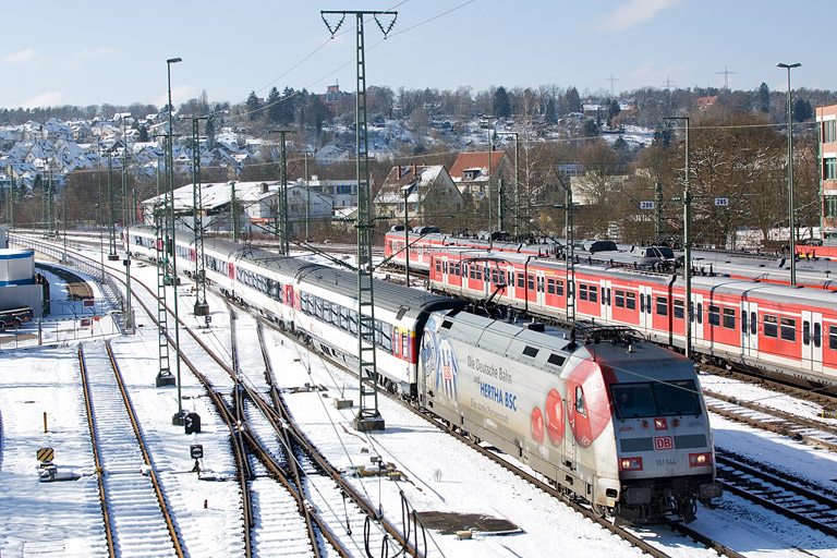 101 144 mit IC 282 bei km 16,0 (Februar 2013)
