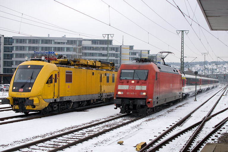 101 145 mit IC 280 und 711 121 bei km 15,8 (Februar 2013)