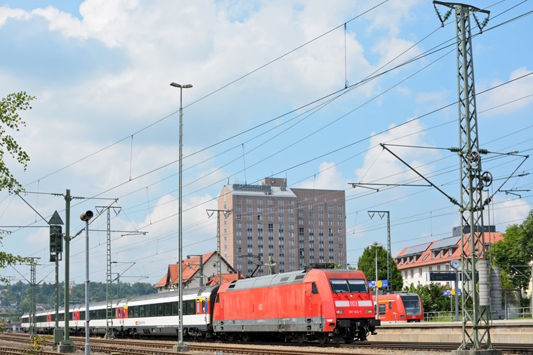 101 145 mit IC 282 bei km 15,6 (Juli 2013)