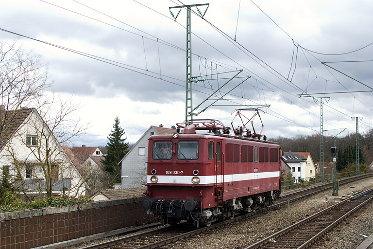 109 030 (ex-DR 211 030) als Tfzf(D) 91858 bei km 16,8 (M&auml;rz 2013)