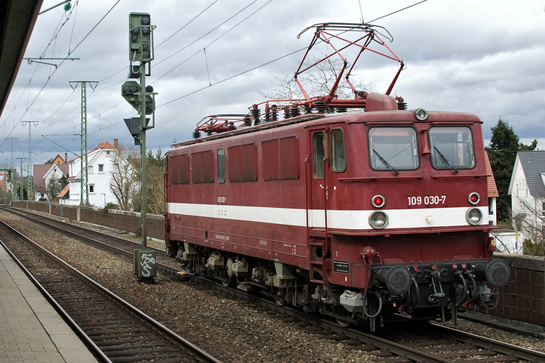 109 030 (ex-DR 211 030) als Tfzf(D) 91858 bei km 16,8 (M&auml;rz 2013)