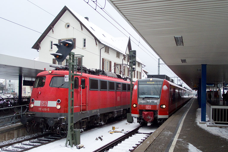 110 416 und 425 808 als RE 19087 bei km 15,6 (Januar 2013)