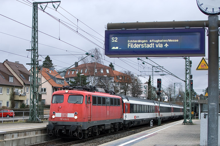 110 416 mit IC 185 bei km 15,6 (Januar 2013)
