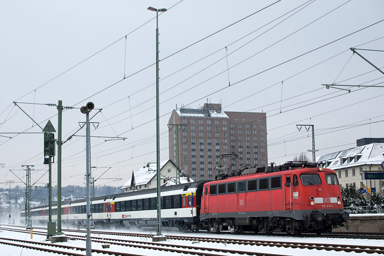 110 416 mit IC 282 bei km 15,6 (Januar 2013)