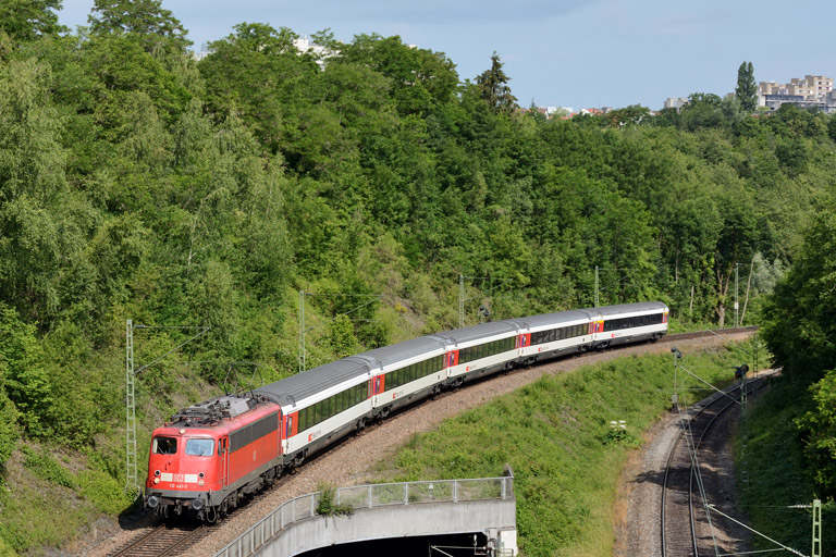 110 441 mit IC 183 bei km 13,8 (Juni 2013)