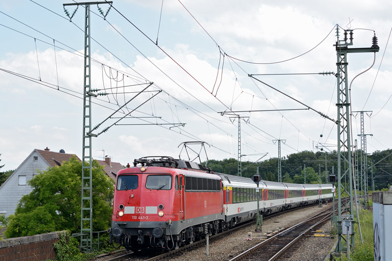 110 441 mit IC 186 bei km 16,8 (Juni 2013)