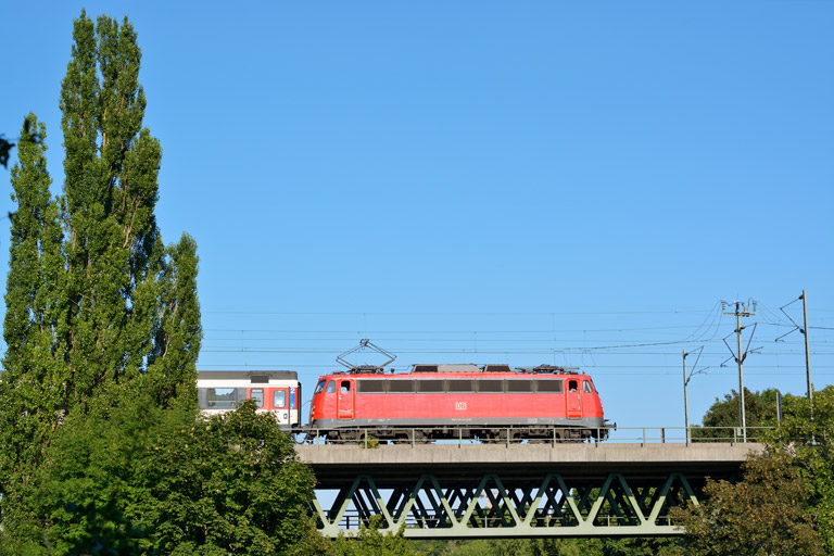 110 441 mit IC 283 bei km 14,6 (Juli 2013)