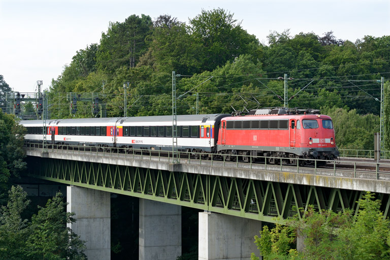 110 441 mit IC 284 bei km 15,6 (August 2013)