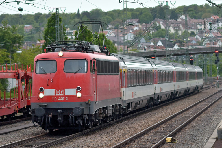 110 446 mit IC 182 bei km 15,8 (Juni 2013)