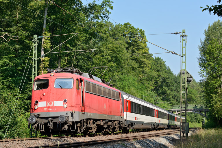 110 446 mit IC 183 bei km 11,8 (Juli 2013)