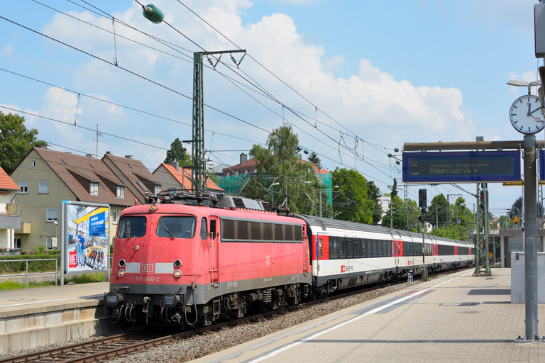 110 446 mit IC 185 bei km 15,6 (Juli 2013)
