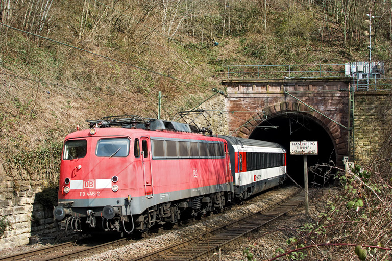 110 446 mit IC 185 bei km 9,2 (April 2013)