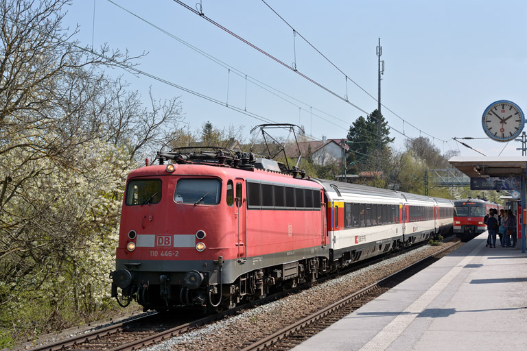 110 446 mit IC 280 bei km 14,0 (April 2013)