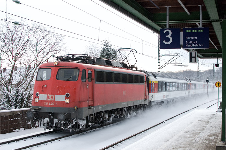 110 446 mit IC 284 bei km 16,8 (Februar 2013)