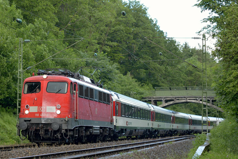 110 457 mit IC 183 bei km 11,6 (Juni 2013)