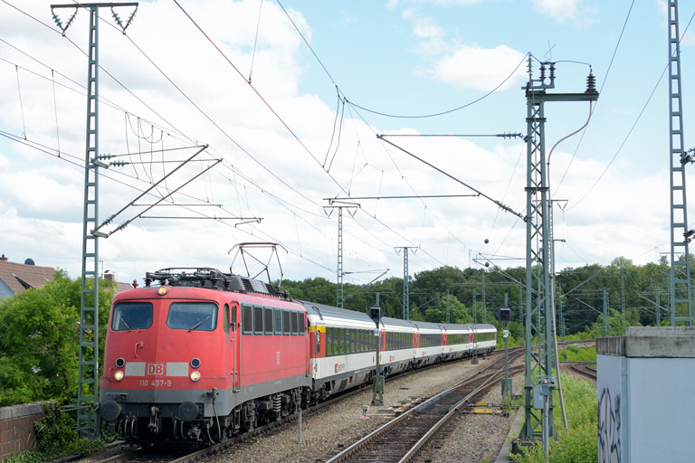 110 457 mit IC 186 bei km 16,8 (Juni 2013)
