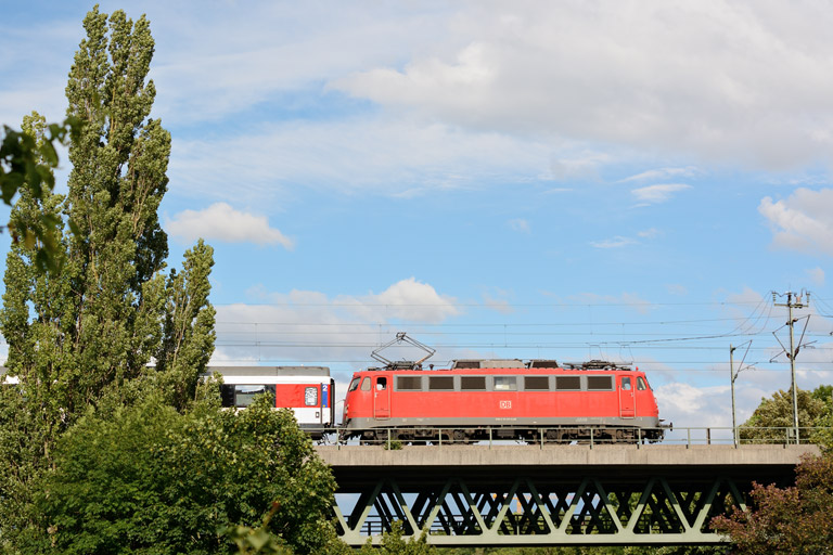 110 457 mit IC 283 bei km 14,6 (Juni 2013)