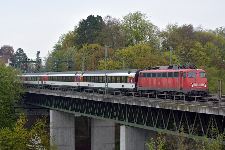 110 469 mit IC 182 bei km 14,6 (April 2013)