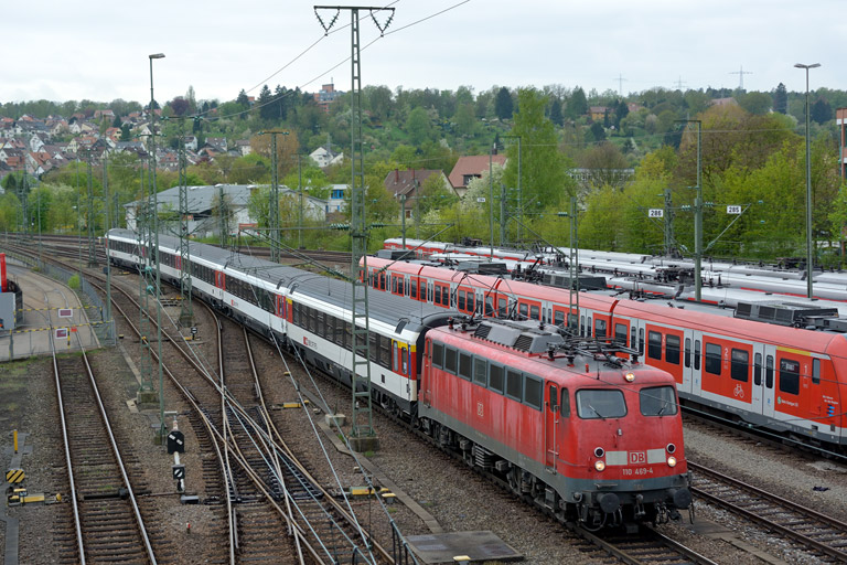 110 469 mit IC 284 bei km 16,0 (Mai 2013)