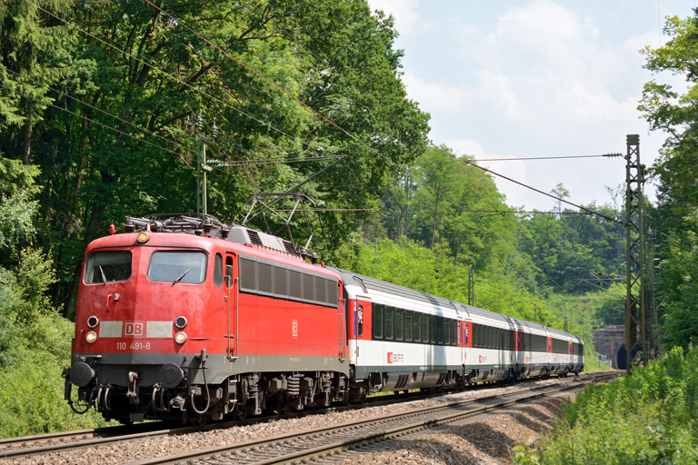 110 491 mit IC 185 bei km 18,2 (Juli 2013)