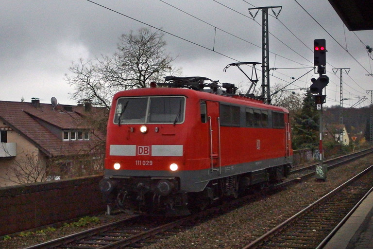 111 029 als Tfzf (R) 70631 bei km 16,8 (November 2013)
