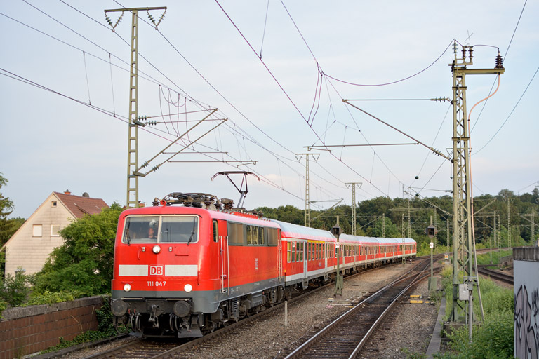 111 047 mit Lr 70671 bei km 16,8 (Juni 2013)