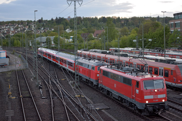 111 080 und 218 476 mit Rbz 70620 bei km 16,0 (Mai 2013)