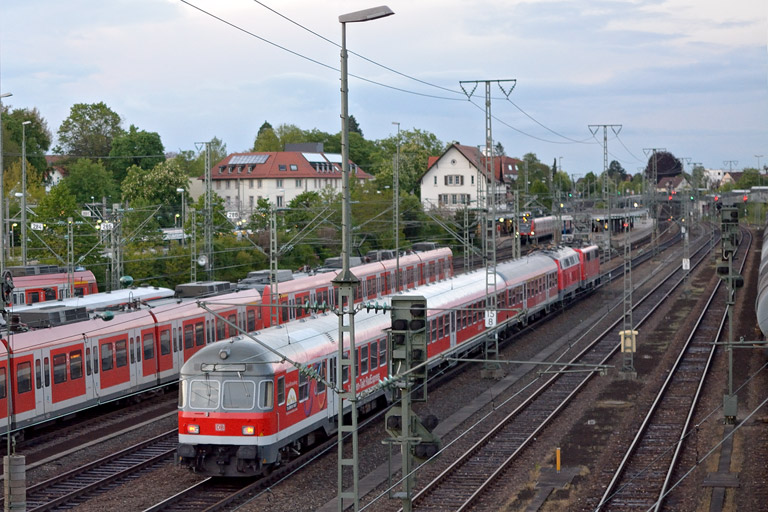 111 080 und 218 476 mit Rbz 70620 bei km 15,8 (Mai 2013)